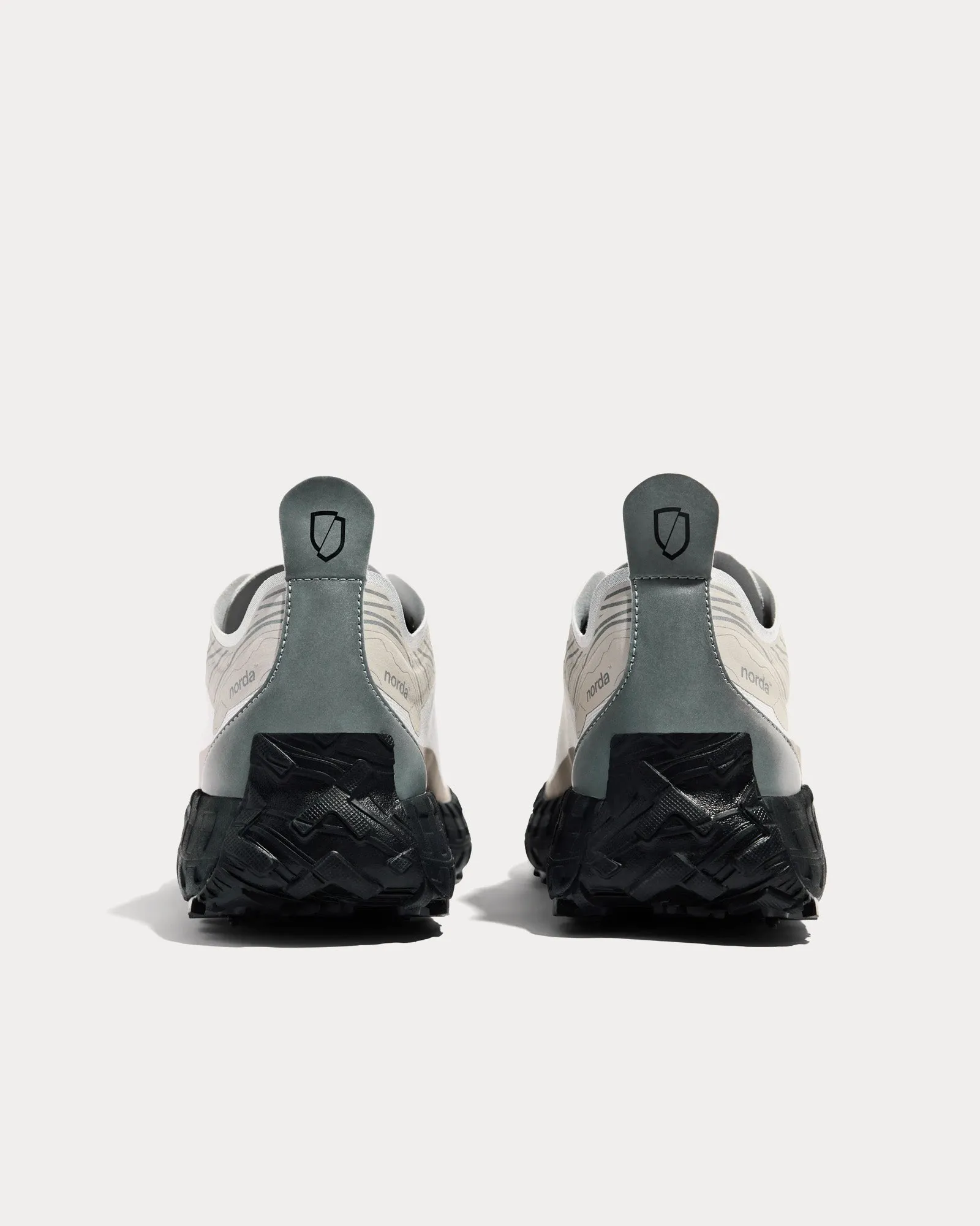 001 W Cinder Running Shoes