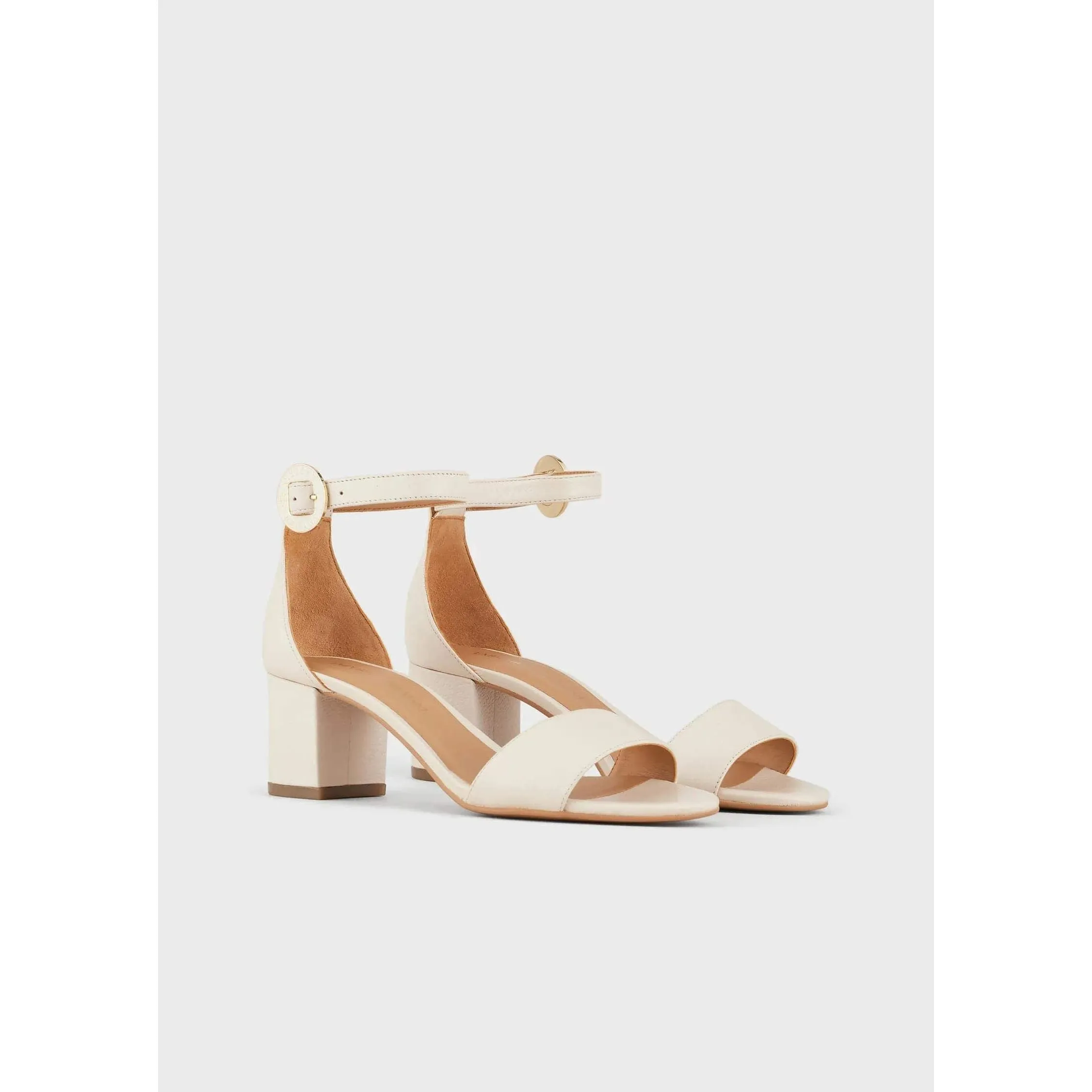 Leather sandals with heel and logoed medal